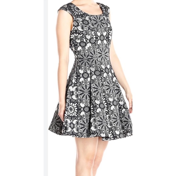 Betsey Johnson Dresses & Skirts - Betsey Johnson Black White Lace Medallion Fit Flare Dress Cap Sleeve Metallic 2